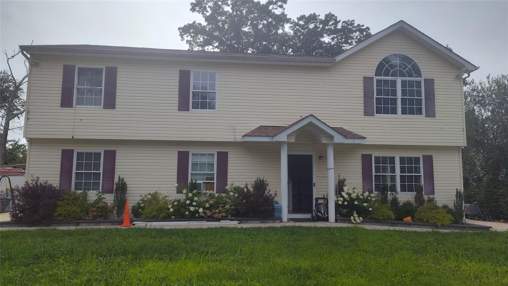 view of front of home featuring a front yard