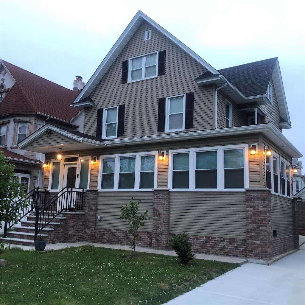 view of front of property featuring a front lawn