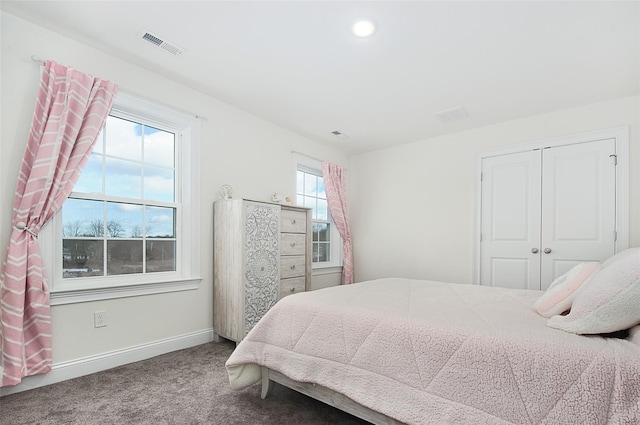 bedroom featuring carpet flooring and a closet