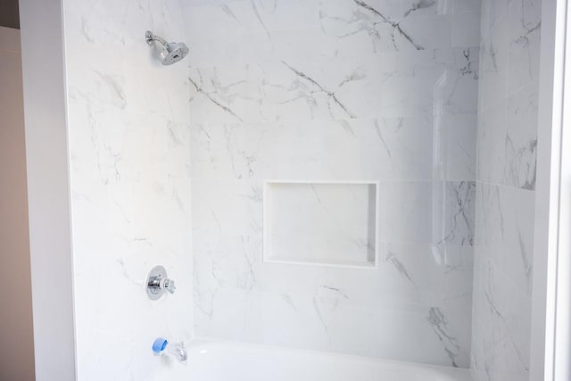 bathroom with tiled shower / bath