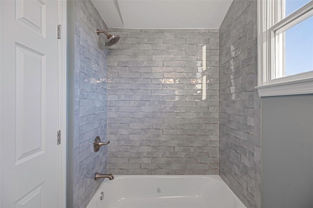 bathroom with tiled shower / bath combo