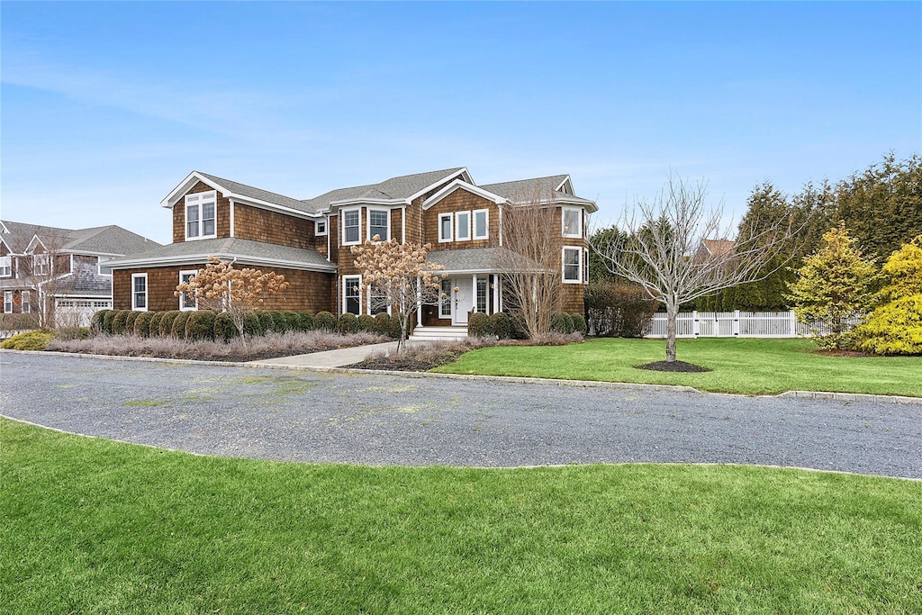 view of front of property with a front yard