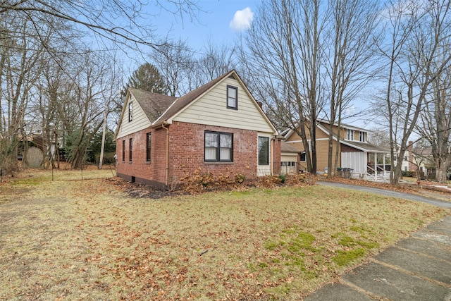 view of front of property with a front lawn