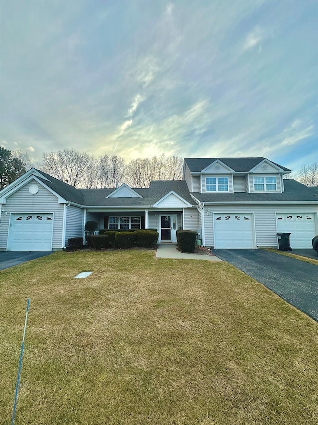 view of front of house featuring aphalt driveway and a front yard