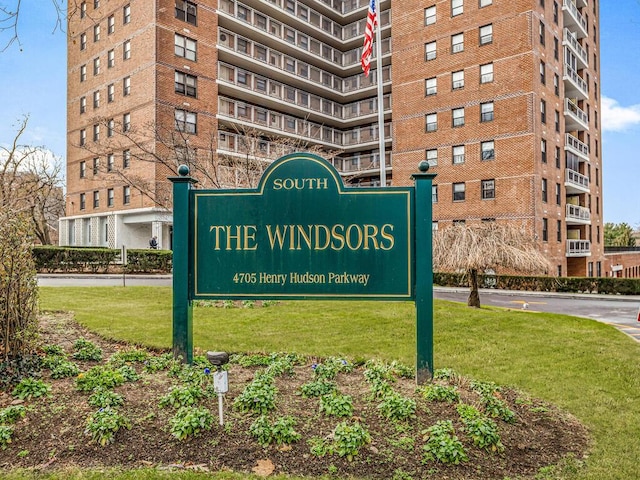 view of community / neighborhood sign