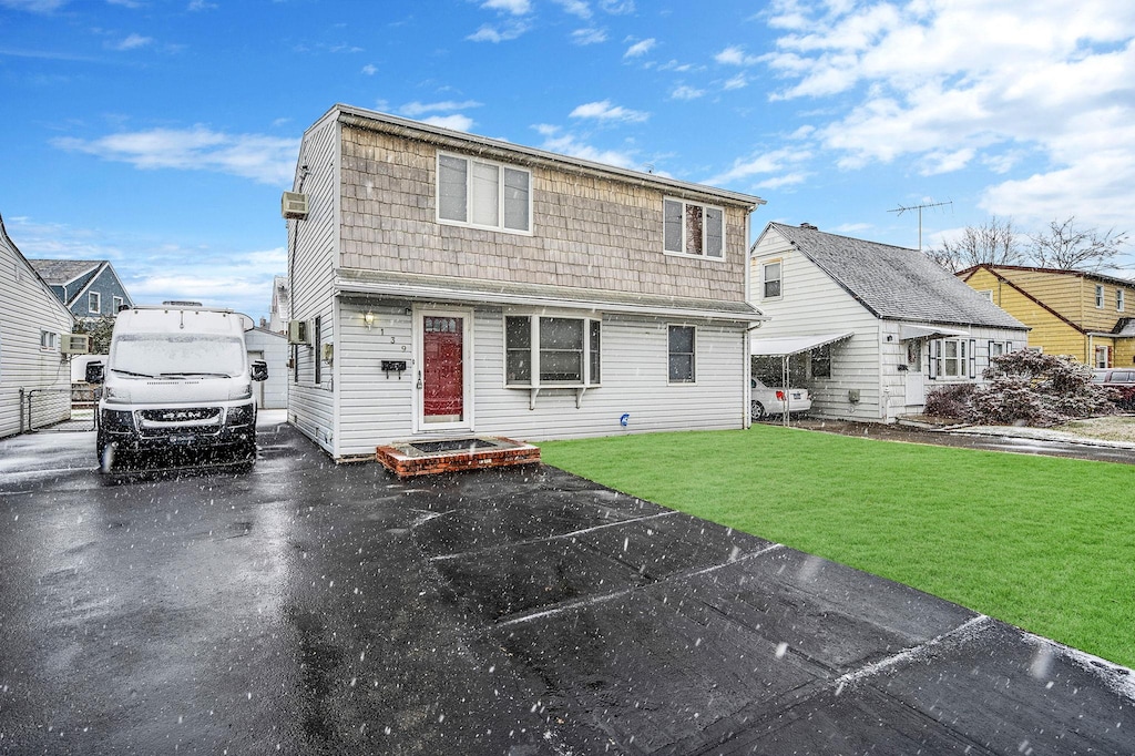 view of front of property featuring a front lawn