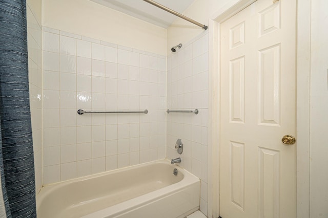 bathroom with tiled shower / bath