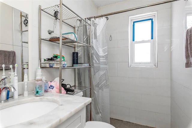 bathroom with a shower with curtain, vanity, and toilet