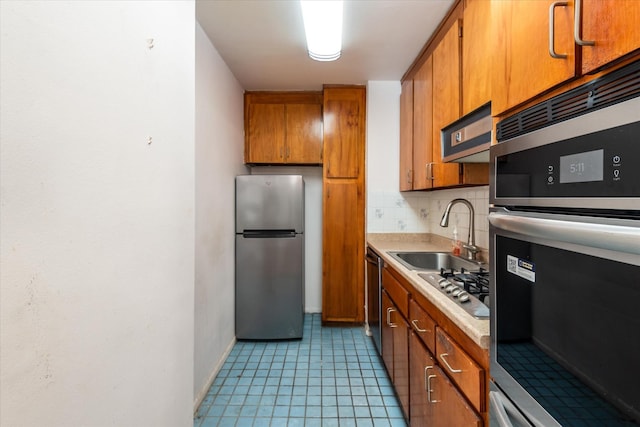 kitchen featuring tasteful backsplash, sink, and stainless steel appliances