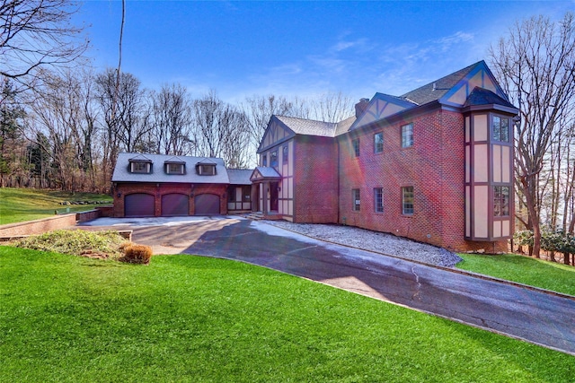 view of front of home featuring a garage and a front yard