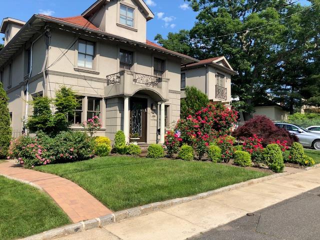 view of front of property featuring a front lawn