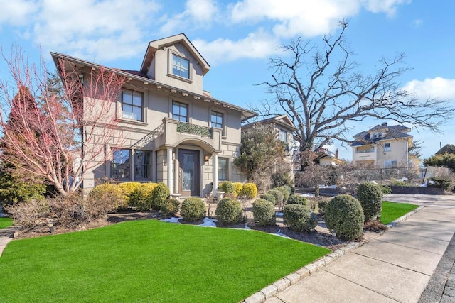 view of front of property featuring a front yard