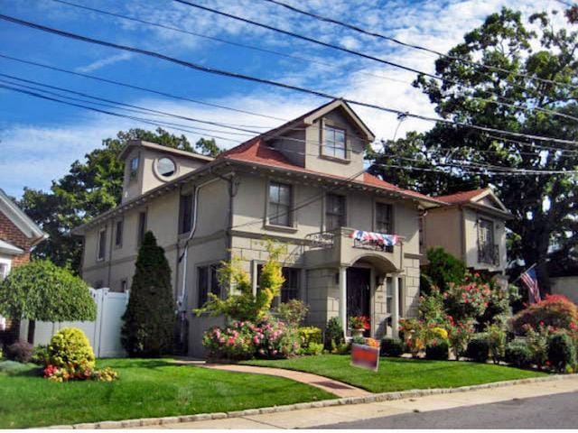 view of front of home featuring a front yard