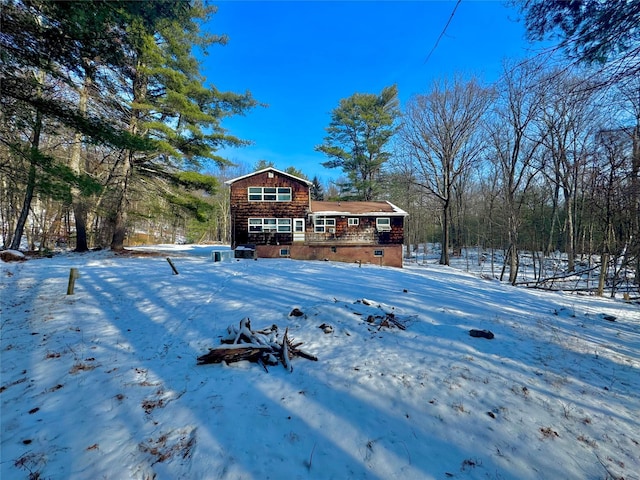 view of yard layered in snow