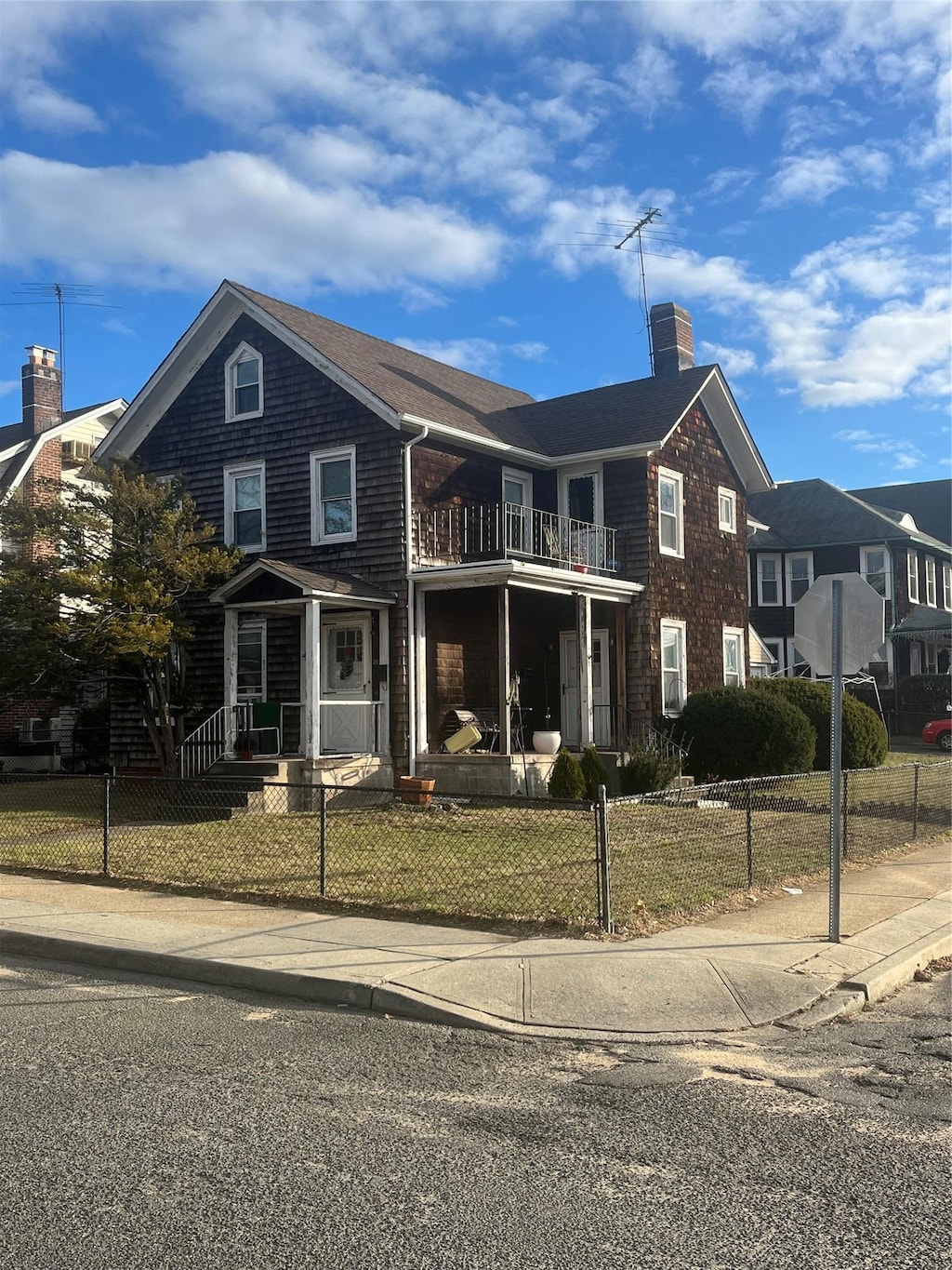 view of front of house with a balcony