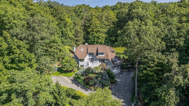 birds eye view of property featuring a wooded view