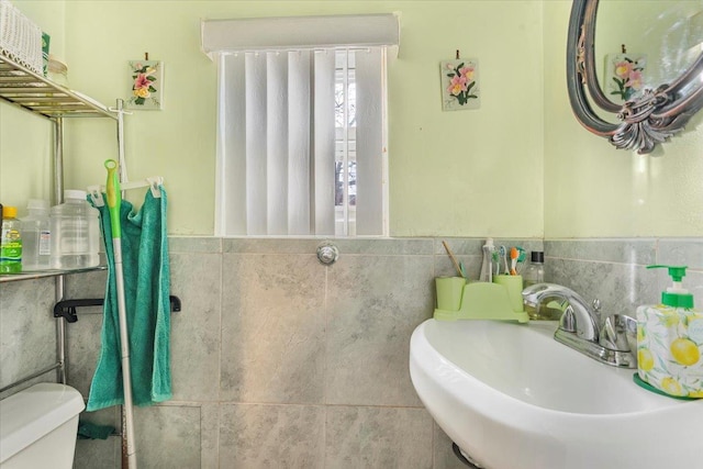 bathroom featuring toilet and sink