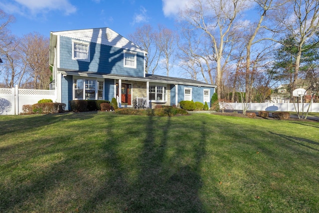 view of front of house featuring a front yard