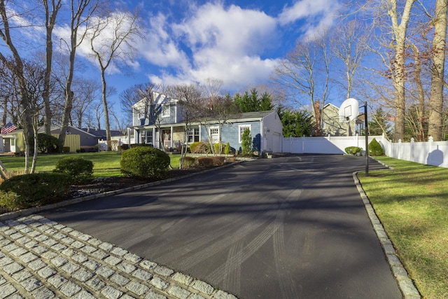 view of front of home featuring a front yard