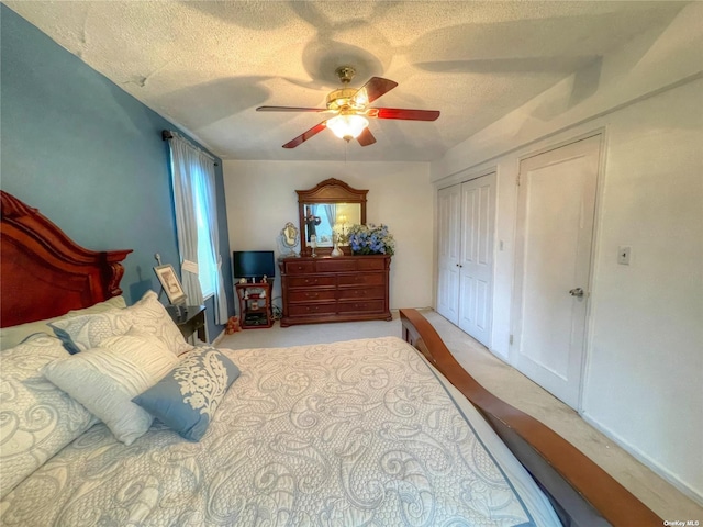 bedroom featuring ceiling fan, a closet, and a textured ceiling