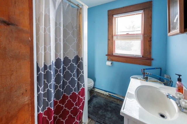 bathroom with a shower with curtain, vanity, and toilet