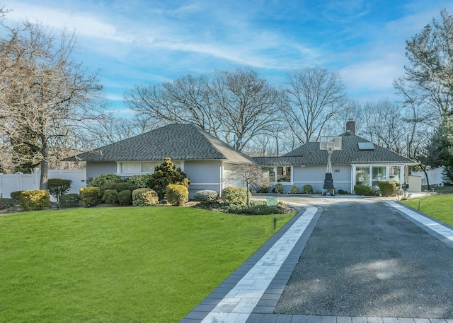 view of front of property with a front yard