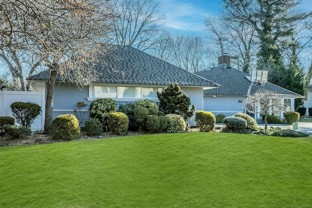 view of front of home featuring a front lawn