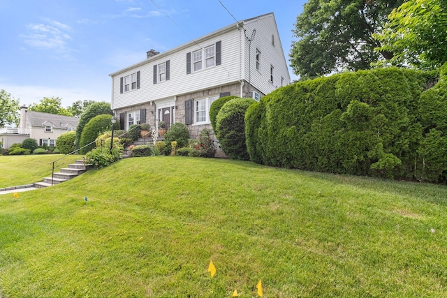 view of front of home featuring a front lawn