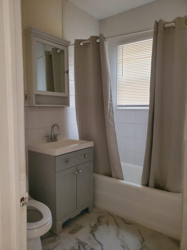 full bathroom featuring shower / bathtub combination with curtain, vanity, decorative backsplash, and toilet