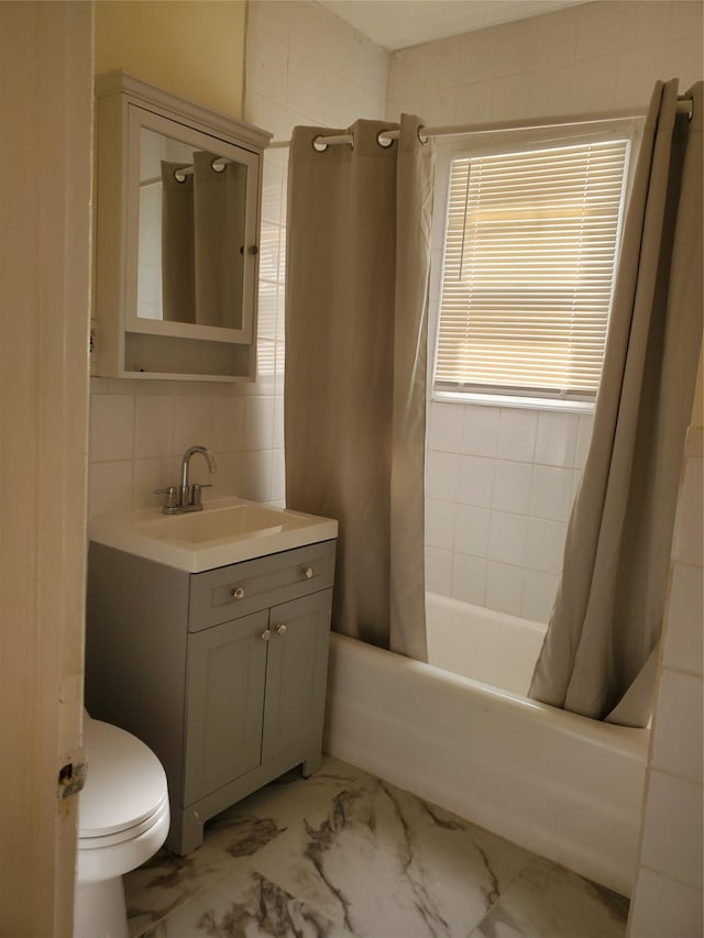 full bathroom with toilet, vanity, shower / bath combo, and decorative backsplash