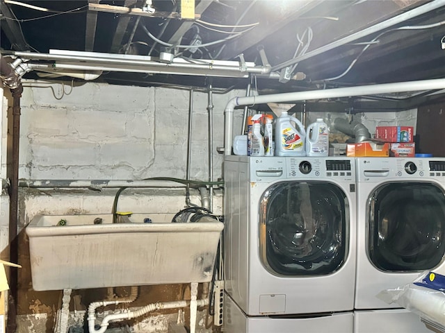 washroom featuring sink and washing machine and clothes dryer