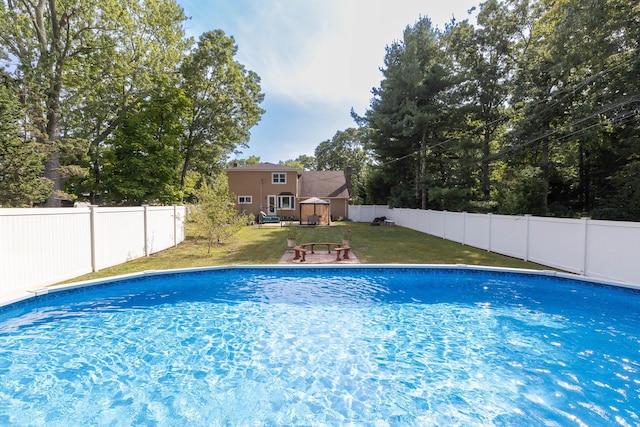 view of swimming pool featuring a yard