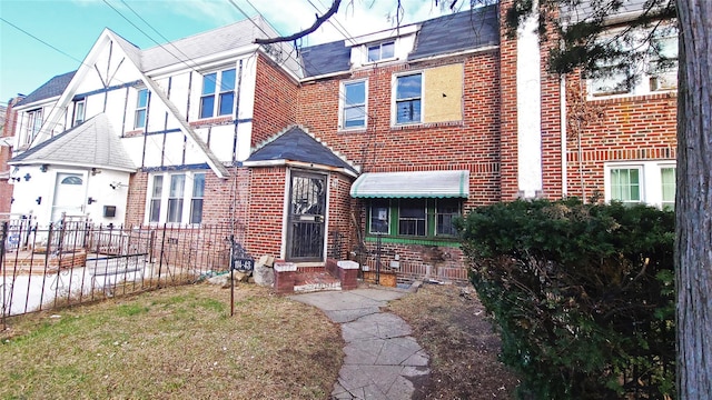 view of front facade featuring a front yard