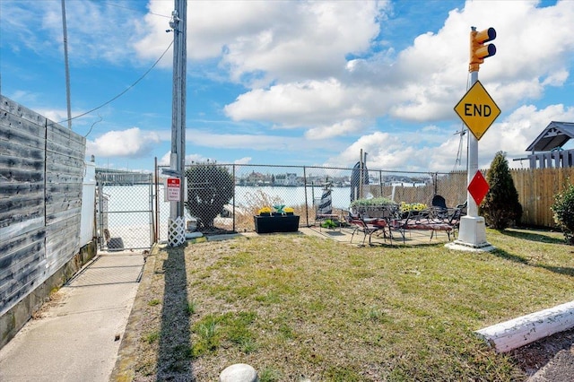 view of yard featuring a water view