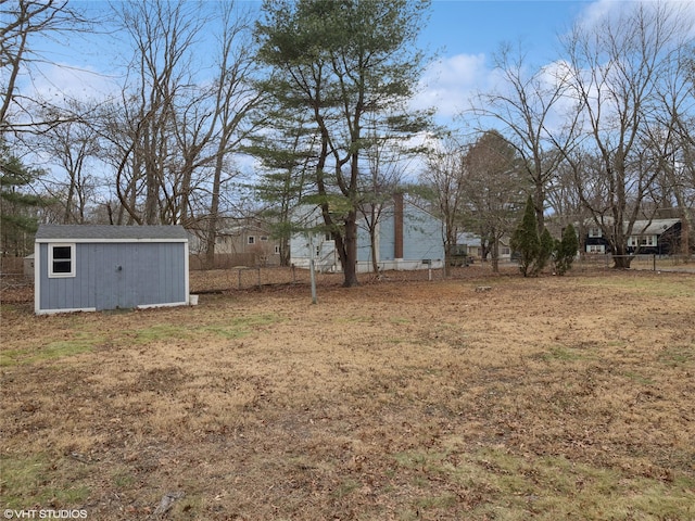 view of yard featuring a shed