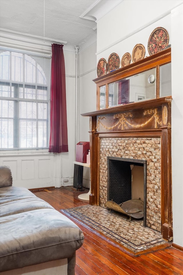 living area featuring crown molding and hardwood / wood-style floors