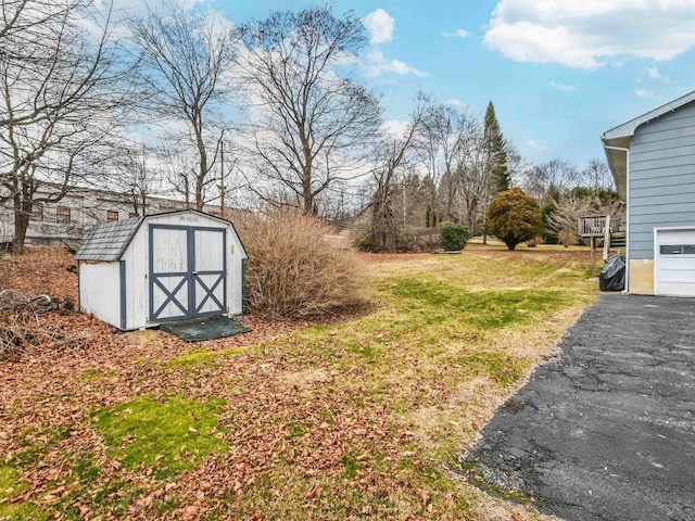 view of yard featuring a storage shed