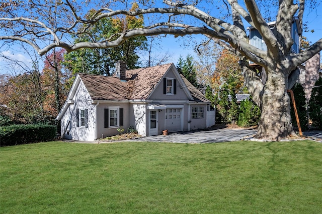 view of front facade featuring a front lawn