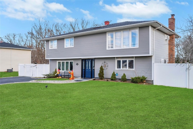 view of front of property featuring a front lawn