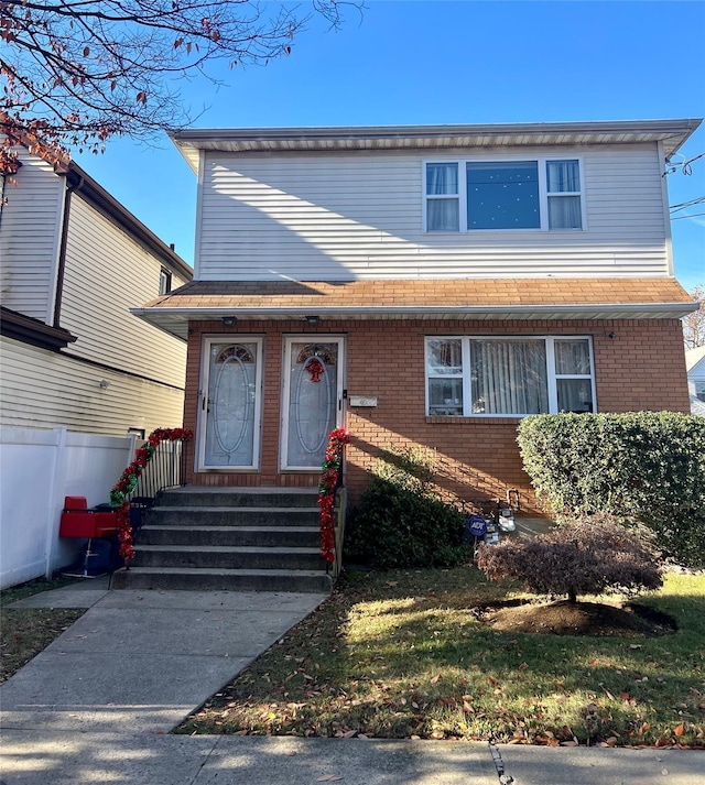 view of front facade with a front yard