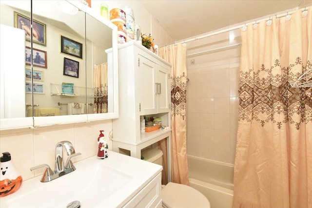 full bathroom featuring toilet, backsplash, vanity, and shower / tub combo with curtain