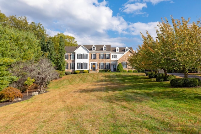 view of front of house featuring a front lawn