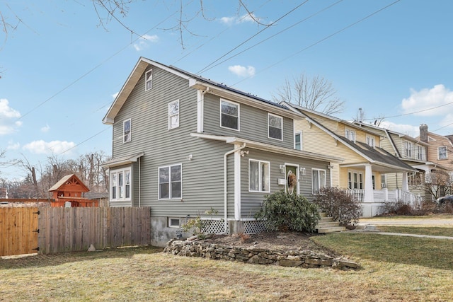 view of front of property featuring a front yard