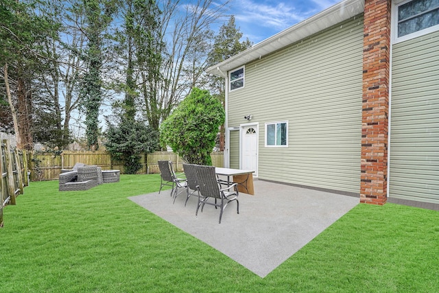 view of yard featuring a patio