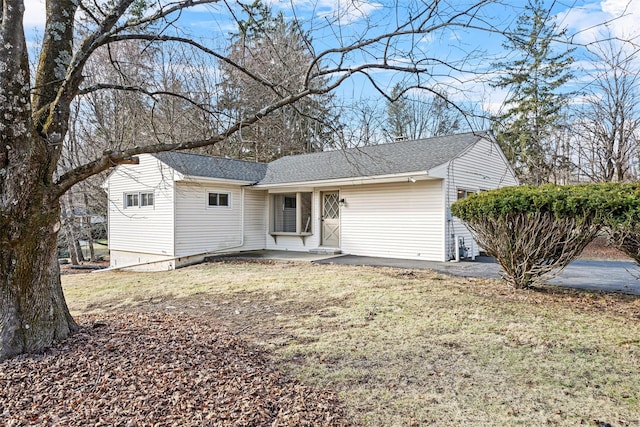 single story home with a front yard