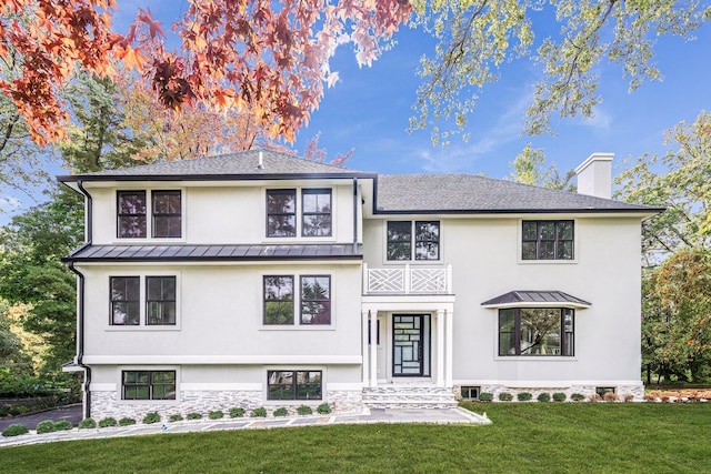 view of front facade featuring a front lawn