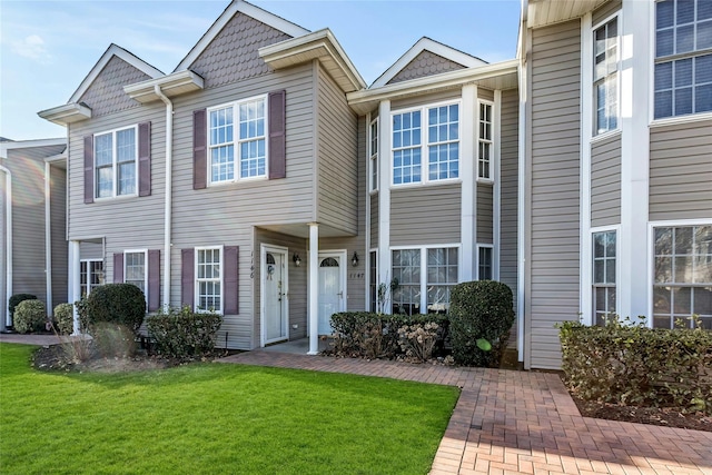 townhome / multi-family property featuring a front yard