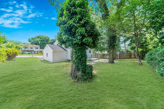 view of yard featuring an outbuilding