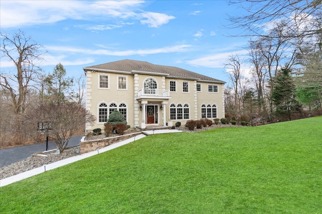 view of front of house with a front lawn