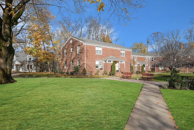 view of front facade with a front yard